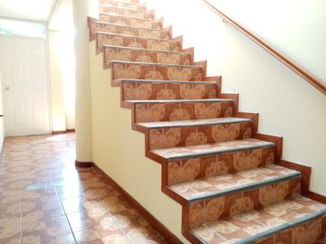 RESIDENCIA EXCLUSIVA EN URB. LOS SAUCES – COCHERA, TERRAZA, AMPLIO JARDÍN 🏡