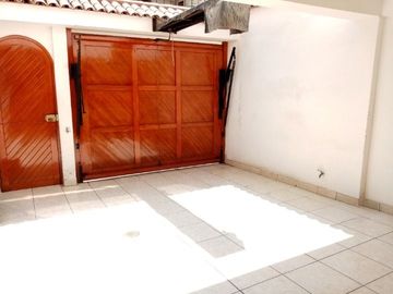 RESIDENCIA EXCLUSIVA EN URB. LOS SAUCES – COCHERA, TERRAZA, AMPLIO JARDÍN 🏡