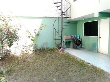 RESIDENCIA EXCLUSIVA EN URB. LOS SAUCES – COCHERA, TERRAZA, AMPLIO JARDÍN 🏡