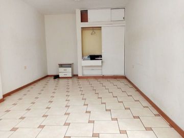 RESIDENCIA EXCLUSIVA EN URB. LOS SAUCES – COCHERA, TERRAZA, AMPLIO JARDÍN 🏡