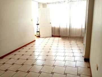 RESIDENCIA EXCLUSIVA EN URB. LOS SAUCES – COCHERA, TERRAZA, AMPLIO JARDÍN 🏡
