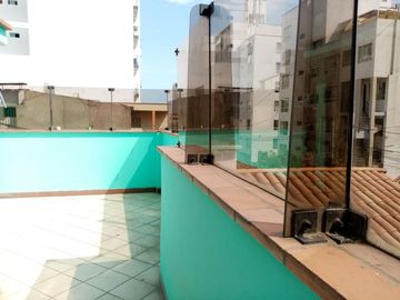 RESIDENCIA EXCLUSIVA EN URB. LOS SAUCES – COCHERA, TERRAZA, AMPLIO JARDÍN 🏡