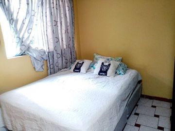 RESIDENCIA EXCLUSIVA EN URB. LOS SAUCES – COCHERA, TERRAZA, AMPLIO JARDÍN 🏡