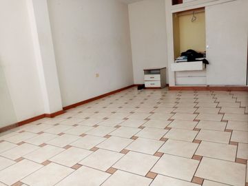 RESIDENCIA EXCLUSIVA EN URB. LOS SAUCES – COCHERA, TERRAZA, AMPLIO JARDÍN 🏡
