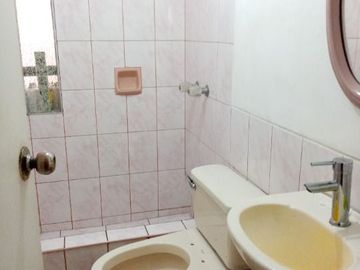 RESIDENCIA EXCLUSIVA EN URB. LOS SAUCES – COCHERA, TERRAZA, AMPLIO JARDÍN 🏡