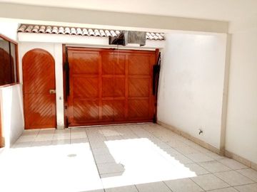 RESIDENCIA EXCLUSIVA EN URB. LOS SAUCES – COCHERA, TERRAZA, AMPLIO JARDÍN 🏡