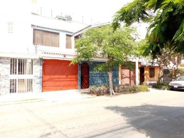 RESIDENCIA EXCLUSIVA EN URB. LOS SAUCES – COCHERA, TERRAZA, AMPLIO JARDÍN 🏡