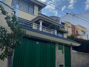 VENDO CASA CON 2 DPTOS SECTOR CARCELEN ALTO URB VISTA REAL