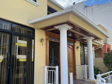 VENDO CASA CON 2 DPTOS SECTOR CARCELEN ALTO URB VISTA REAL