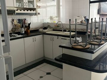 VENDO CASA CON 2 DPTOS SECTOR CARCELEN ALTO URB VISTA REAL