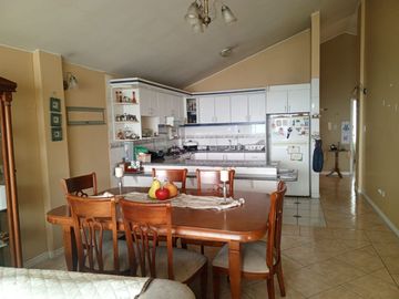 VENDO CASA CON 2 DPTOS SECTOR CARCELEN ALTO URB VISTA REAL