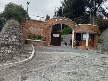 VENDO CASA CON 2 DPTOS SECTOR CARCELEN ALTO URB VISTA REAL