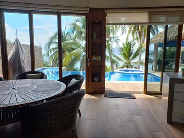 CASA DE PLAYA, AMUEBLADA, EN VENTA, PENINSULA DE SANTIAGO, MANZANILLO, COL.