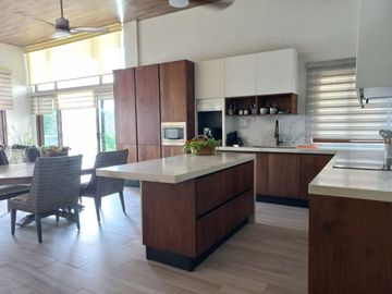CASA DE PLAYA, AMUEBLADA, EN VENTA, PENINSULA DE SANTIAGO, MANZANILLO, COL.
