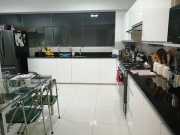 VENDO, Precioso, amplio y muy iluminado Dpto 230mts. 3dorm c/vista al Golf Los Inkas – Calle Los Topacios 153 Surco