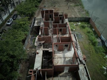 En venta casa no terminada en Urb.Blue Bay en Isla Mocolí.