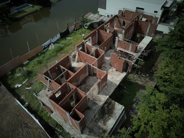En venta casa no terminada en Urb.Blue Bay en Isla Mocolí.