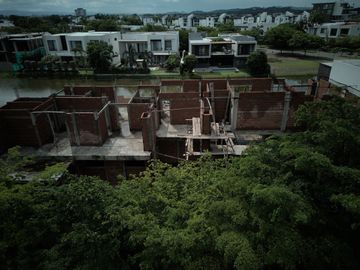 En venta casa no terminada en Urb.Blue Bay en Isla Mocolí.