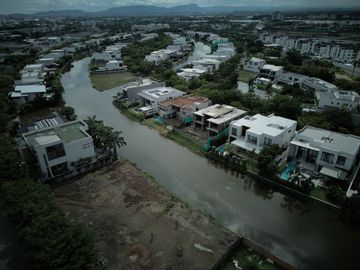 En venta casa no terminada en Urb.Blue Bay en Isla Mocolí.