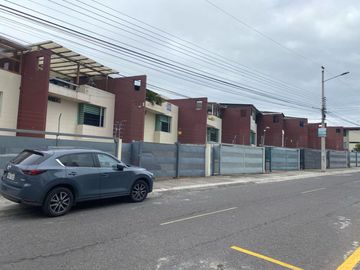 VENTA CASA 3 DORITORIOS CON BAÑO EN CONJUNTO EN CARCELEN, QUITO NORTE