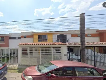Casa en Oportunidad en Tlaquepaque – A 3 Cuadras del ITESO, ¡Inversión Ideal!