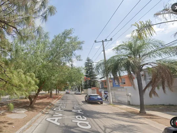 Casa en Oportunidad en Tlaquepaque – A 3 Cuadras del ITESO, ¡Inversión Ideal!