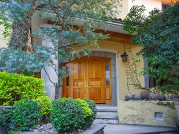 RESIDENCIA EN VENTA EN JARDINES DEL PEDREGAL CON GRAN JARDIN PLANO