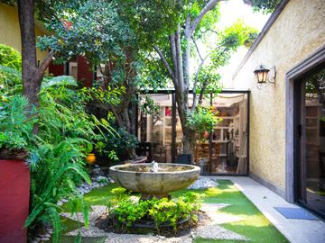 RESIDENCIA EN VENTA EN JARDINES DEL PEDREGAL CON GRAN JARDIN PLANO