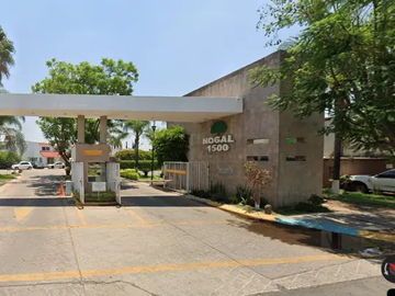 Casa en Venta en Av. Arroyo Seco, San Pedro Tlaquepaque: Gran Potencial a Precio Atractivo