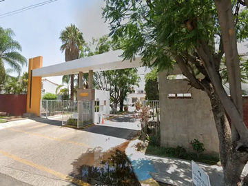 Casa en Venta en Av. Arroyo Seco, San Pedro Tlaquepaque: Gran Potencial a Precio Atractivo