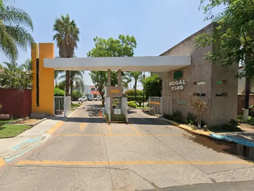 Casa en Venta en Av. Arroyo Seco, San Pedro Tlaquepaque: Gran Potencial a Precio Atractivo