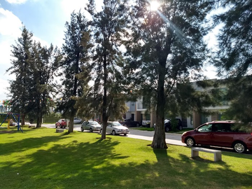 Casa en Venta en Av. Arroyo Seco, San Pedro Tlaquepaque: Gran Potencial a Precio Atractivo