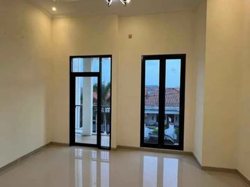 Rumah Baru Minimalis Modern di Komplek Ketintang Madya Surabaya Selatan
