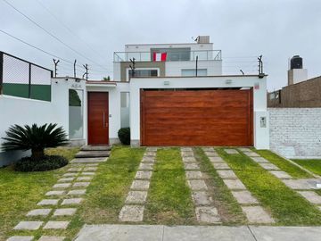 Hermosa Casa Remodelada con Vista al Mar y al Golf – Brisas de Villa, Chorrillos