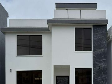 VENTA DE CASA EN URB. PRIVADA POR LA VÍA QUITO
