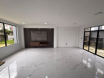 VENTA DE CASA EN URB. PRIVADA POR LA VÍA QUITO