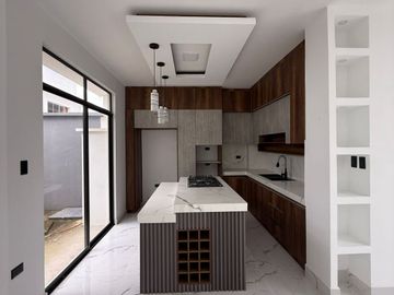 VENTA DE CASA EN URB. PRIVADA POR LA VÍA QUITO
