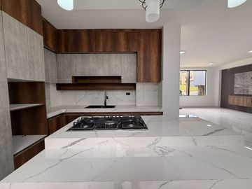 VENTA DE CASA EN URB. PRIVADA POR LA VÍA QUITO