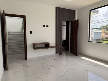 VENTA DE CASA EN URB. PRIVADA POR LA VÍA QUITO