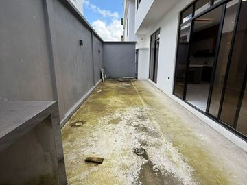 VENTA DE CASA EN URB. PRIVADA POR LA VÍA QUITO