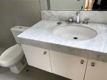 Venta lindo dúplex en primer piso de estreno 3 dormitorios, cada uno con baño.