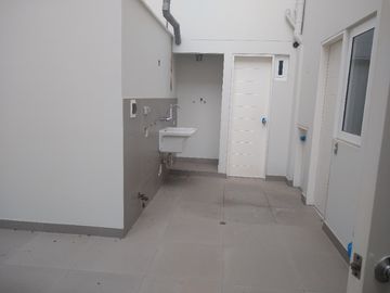Venta lindo dúplex en primer piso de estreno 3 dormitorios, cada uno con baño.