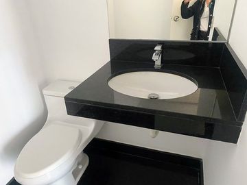 Venta lindo dúplex en primer piso de estreno 3 dormitorios, cada uno con baño.