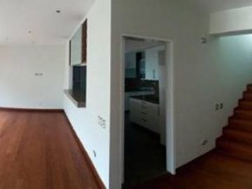 Venta lindo dúplex en primer piso de estreno 3 dormitorios, cada uno con baño.