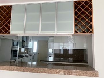 Venta lindo dúplex en primer piso de estreno 3 dormitorios, cada uno con baño.