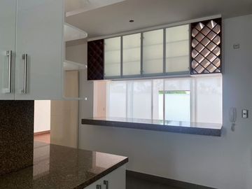 Venta lindo dúplex en primer piso de estreno 3 dormitorios, cada uno con baño.