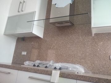 Venta lindo dúplex en primer piso de estreno 3 dormitorios, cada uno con baño.