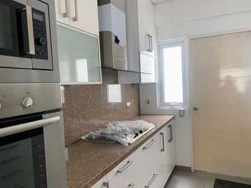Venta lindo dúplex en primer piso de estreno 3 dormitorios, cada uno con baño.