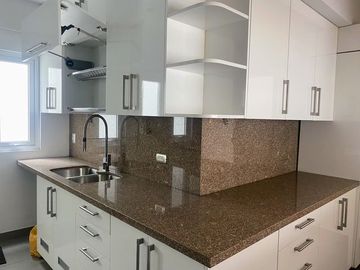 Venta lindo dúplex en primer piso de estreno 3 dormitorios, cada uno con baño.