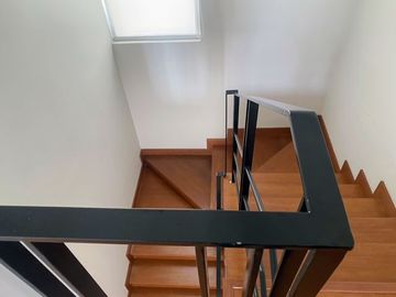 Venta lindo dúplex en primer piso de estreno 3 dormitorios, cada uno con baño.